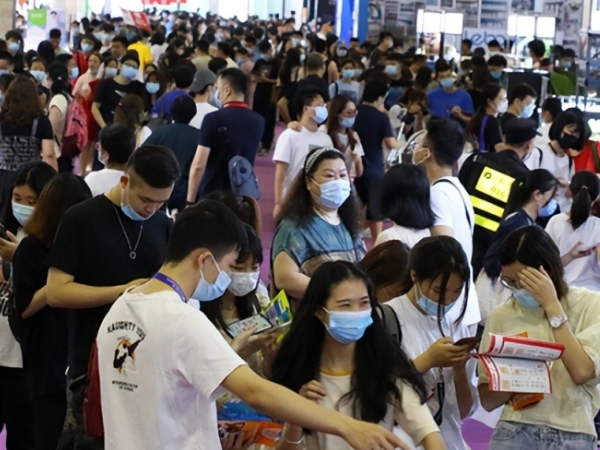 ��ʮ�����й������ִ�����·����װ��չ�����ڱ������һ������ľٰ�