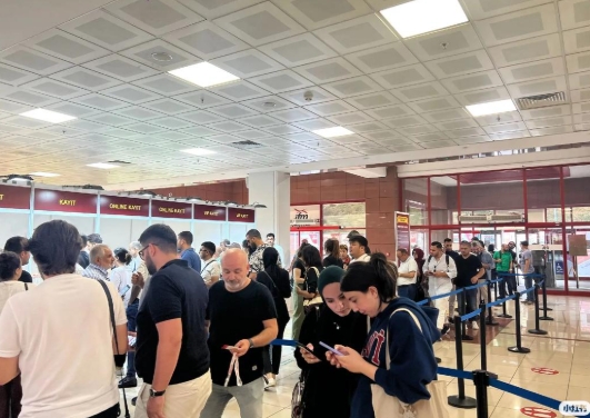 �װ����ع��ʻ�չ�����״�������AI��չ��