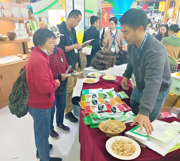 10����������ɫũ��Ʒ����չ��