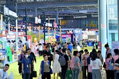 ˫�ڽ������ɶ���չ�г�ӭ���ȳ����ೡ����չ�������Ļ