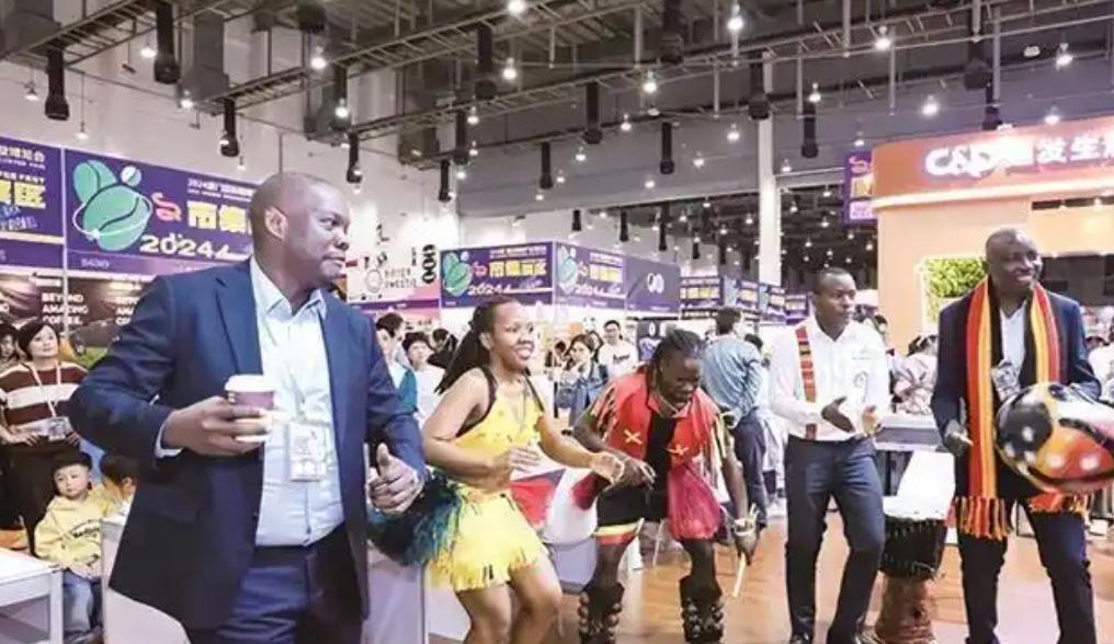 ������Ѯ�����Ź��ʻ�չ���Ľ�ӭ���ೡ����չ��